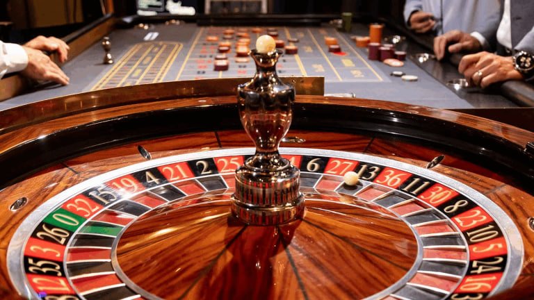 Studio Live Casino dengan meja Baccarat dan dealer profesional berseragam